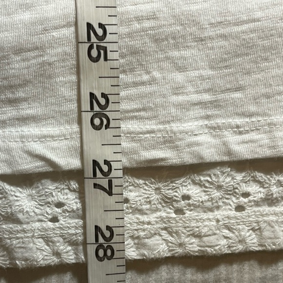 Fat Face White Short Sleeve Scoop Neck Tee with eyelet pocket and back, size 8 - Picture 10 of 10